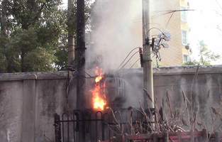 電氣設(shè)備起火大家想必都見過，由于變壓器是輸配電系統(tǒng)中極其重要的電氣設(shè)備，一旦變壓器起火如果沒有得到及時(shí)正確施救后果可是不堪設(shè)想的。今天控制變壓器廠家旗正電氣就為大家總結(jié)下變壓器起火的幾點(diǎn)原因，假如碰到變壓器起火能更快地查明起因，快速處理火源。