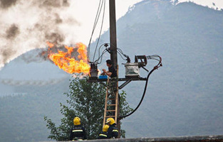 上一篇文章旗正電氣為大家整理了“變壓器起火的原因”，今天在說下變壓器起火后的處理方法，電氣火災(zāi)在沒有切斷電源的情況下切記不能用水施救哦！