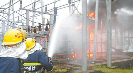 由于變壓器是輸配電系統(tǒng)中極其重要的電器設(shè)備，其內(nèi)部的絕緣襯墊和支架，大多采用紙板、棉紗、布、木材等有機(jī)可燃物質(zhì)，并有大量可燃絕緣油，一旦變壓器發(fā)生嚴(yán)重過載、短路等問題，這些可燃物就會受高溫或電弧作用，分解、膨脹以致氣化，使變壓器內(nèi)部壓力急驟增加，輕則外泄起火，重則造成外殼爆炸，大量噴油，燃燒的油流又有進(jìn)一步擴(kuò)大火災(zāi)的危害。今天旗正電氣小編再次為你總結(jié)“變壓器起火常見原因及防范措施”，以便大家查看。