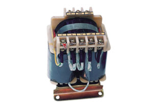 無論什么產(chǎn)品在使用的過程當(dāng)中，操作人員的人身安全問題永遠(yuǎn)都是首當(dāng)其要的。同理控制變壓器在安全方面的要求也是極其嚴(yán)格的，從里到外都要確保沒有安全隱患，這樣的才能被投入到工作當(dāng)中去，要不然就有可能會發(fā)生極其嚴(yán)重的意外事故來，因此廠家在生產(chǎn)控制變壓器的時候在安全這一方面的標(biāo)準(zhǔn)一定要達標(biāo)，接下來我們了解下使用控制變壓器怎么去規(guī)避危險?旗正控制變壓器告訴你安全要求如下：