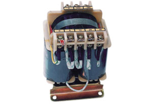 對(duì)控制變壓器不太熟悉的朋友,也許會(huì)有這樣的疑問,控制變壓器為什么要干燥？有這個(gè)必要嗎？旗正在此告訴大家：控制變壓器做干燥處理是很有必要的。