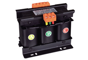 今天我們不講控制變壓器這個(gè)大產(chǎn)品了，因?yàn)榍懊嫖覀冎v的太多控制變壓器信息，相信大家對(duì)控制變壓器也了如指掌了吧？接下來(lái)旗正電氣小編來(lái)講講控制變壓器中的一個(gè)小伙伴—三相隔離變壓器，講講三相隔離變壓器的原理及優(yōu)點(diǎn)，讓你對(duì)它也熟悉熟悉吧！