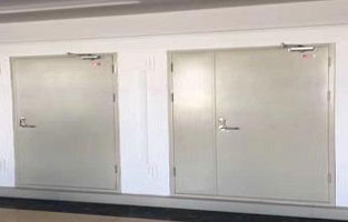  配電室防火門要求及規(guī)范：一般要求是，門向外開，相鄰房間應(yīng)能雙向開啟或者向低壓方向開啟。這個(gè)要求可不能忽視的哦。下面控制變壓器廠家旗正電氣再跟你好好聊下這個(gè)話題：