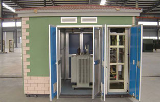 箱式變壓器在運(yùn)行中常常會因運(yùn)行維護(hù)不當(dāng)造成設(shè)備事故,運(yùn)行人員定期通過看、聽、聞手段對設(shè)備進(jìn)行巡視檢查,海以妥時發(fā)現(xiàn)設(shè)備的缺陷,從而把設(shè)備故障處理在萌芽狀態(tài),避免岀現(xiàn)設(shè)備事故。那箱式變壓器巡視過程中需要檢查哪些事項？旗正為你一一詳解！