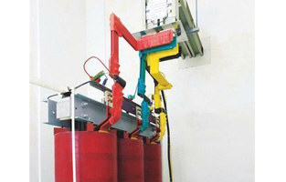 這個(gè)問題要結(jié)合實(shí)際情況而論，有的時(shí)候可以調(diào)換低壓側(cè)相序，有的時(shí)候不允許。但是，控制變壓器生產(chǎn)廠家旗正電氣想說的是“盡量按要求來操作，保證安全才是重要的”。下面，就這個(gè)問題，跟著旗正電氣小編來詳細(xì)了解一下吧！