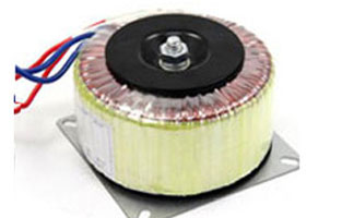 前面的內(nèi)容旗正為大家整理了不少r型變壓器相關(guān)資訊，今天我們在跟大家說下變壓器中的另一個型號—環(huán)形變壓器。環(huán)形變壓器在現(xiàn)代家電設(shè)備中和工業(yè)電子設(shè)備中得到廣泛使用，它可以把電壓降到我們生活需要的電壓，還可以在遠(yuǎn)距離電壓傳輸過程中又可把電壓升到很高，從而減少電壓損耗。但是在應(yīng)用過程中，可能會出現(xiàn)環(huán)形變壓器短路的問題。關(guān)于環(huán)形變壓器短路這個問題你一定早知道早預(yù)防哦!