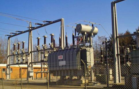 變壓器出現(xiàn)燒毀現(xiàn)象一般是變壓器溫升過(guò)高或者線圈絕緣損壞。燒毀前溫度不高，不代表局部溫度也不高。變壓器過(guò)載、溫升設(shè)計(jì)余量過(guò)小都可能導(dǎo)致局部高溫，進(jìn)而導(dǎo)致變壓器失效，引起燒毀事故。為什么變壓器經(jīng)常燒毀？怎么預(yù)防解決？下面控制變壓器廠家旗正電氣小編來(lái)詳細(xì)分析各種燒毀原因。
